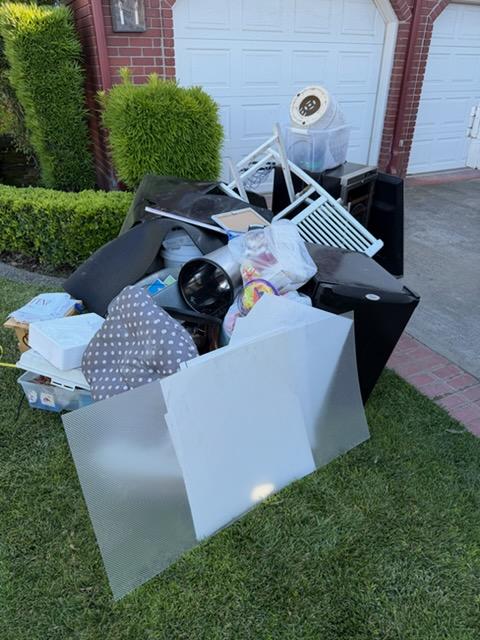 Before Front Yard Junk Removal & Cleanup in Turlock, CA, CA